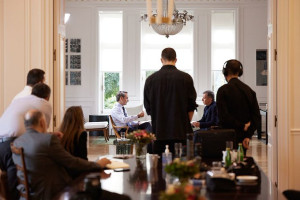 Η μοναξιά του Μητσοτάκη και η… κρεβατομουρμούρα στον Ανδρουλάκη