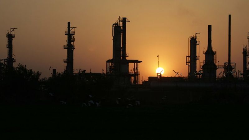 Προσπάθεια ανάκτησης των 105 δολαρίων/βαρέλι για το πετρέλαιο