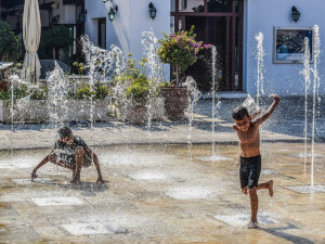 Καύσωνας: 5 πράγματα που πρέπει να κάνουμε για να προστατεύσουμε τα παιδιά