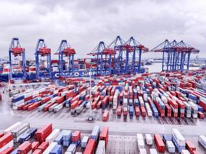 Η Cosco απλώνει τα «δίχτυα» της στο λιμάνι του Αμβούργου