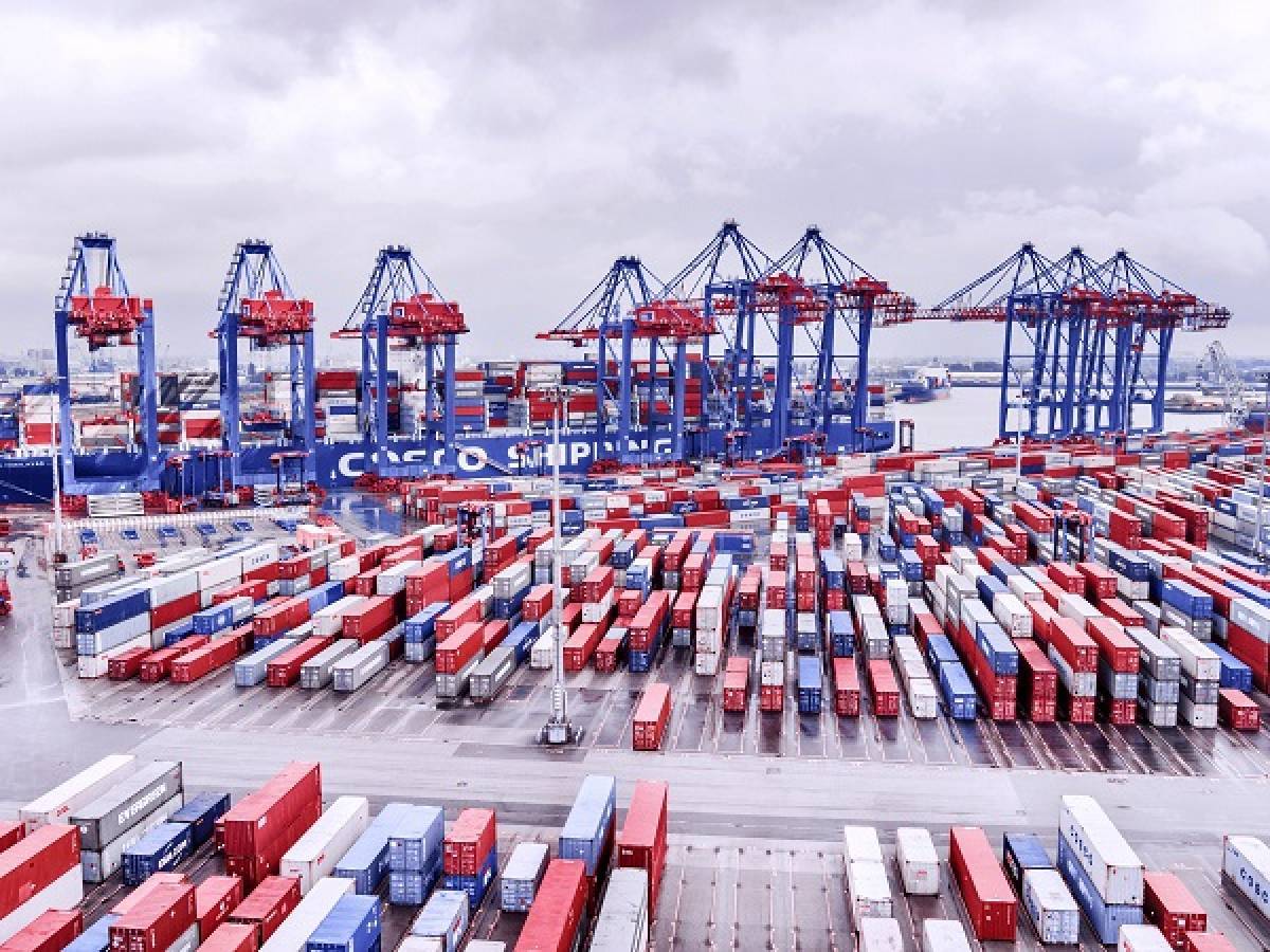 Η Cosco απλώνει τα «δίχτυα» της στο λιμάνι του Αμβούργου