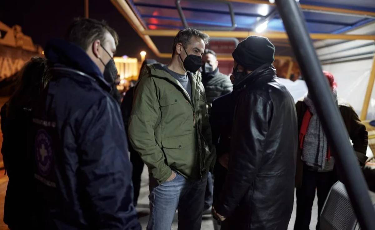 Επίσκεψη Μητσοτάκη στους άστεγους στο λιμάνι του Πειραιά- Οι πρωτοβουλίες