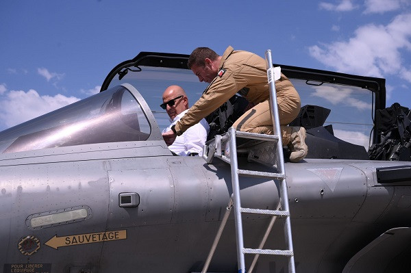 Athens Flying Week: Στο κόκπιτ του γαλλικού Rafale ο Δένδιας