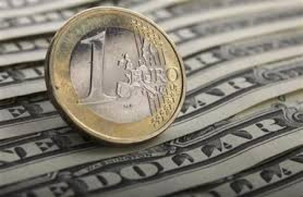 Κοντά σε χαμηλό 9 μηνών υποχωρεί το ευρώ