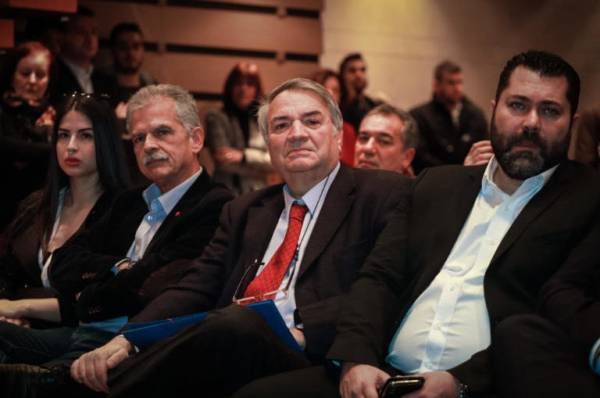 Ο Δανέλλης twittάρει ότι… «ο Δανέλλης χειροκροτήθηκε» από τους ΣΥΡΙΖΑίους. Μάλλον δεν κατάλαβε γιατί.