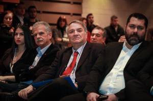 Ο Δανέλλης twittάρει ότι… «ο Δανέλλης χειροκροτήθηκε» από τους ΣΥΡΙΖΑίους. Μάλλον δεν κατάλαβε γιατί.