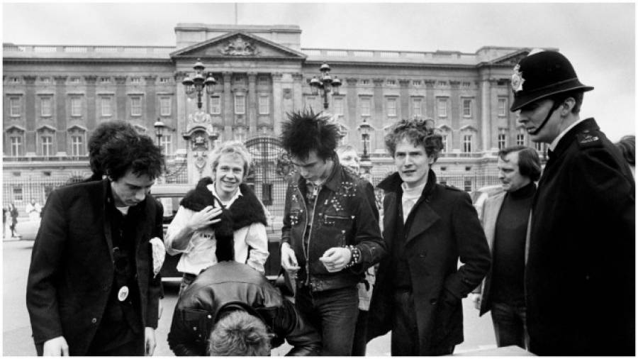 Ο Τζόνι Ρότεν των Sex Pistols είπε «όχι» στο The Crown: «Αλλάζουν την ιστορία!»