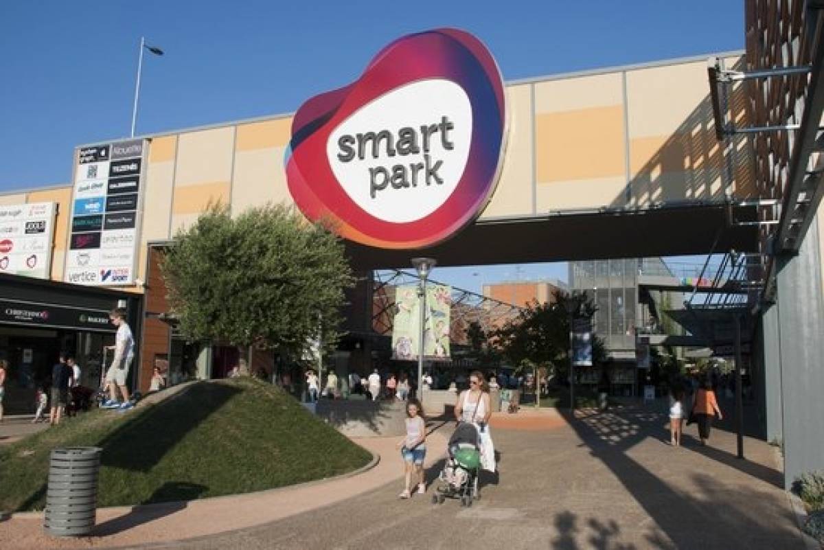 Τα καταστήματα «Ashley Homestore» και «Toys Center» στο SMART PARK