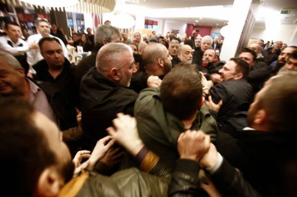 ΟΙΥΕ: Καταγγέλλει το ΠΑΜΕ για τραμπουκισμούς και βία