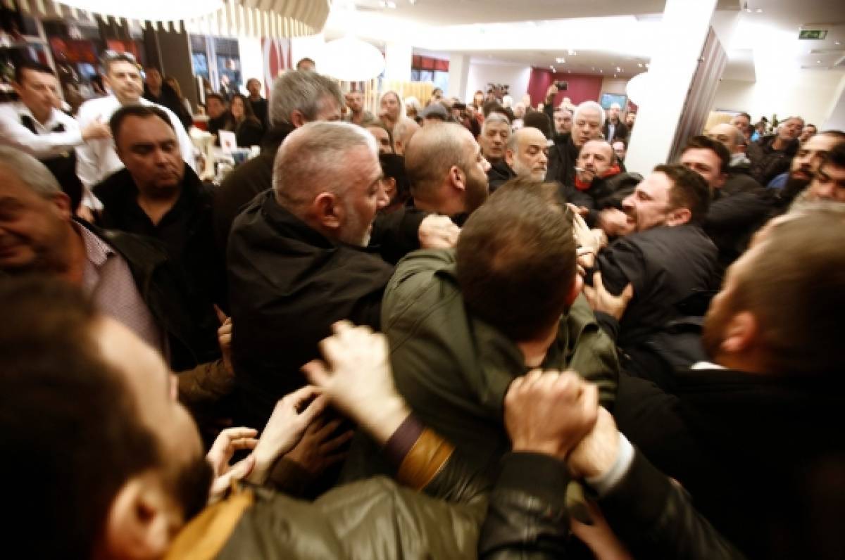 ΟΙΥΕ: Καταγγέλλει το ΠΑΜΕ για τραμπουκισμούς και βία