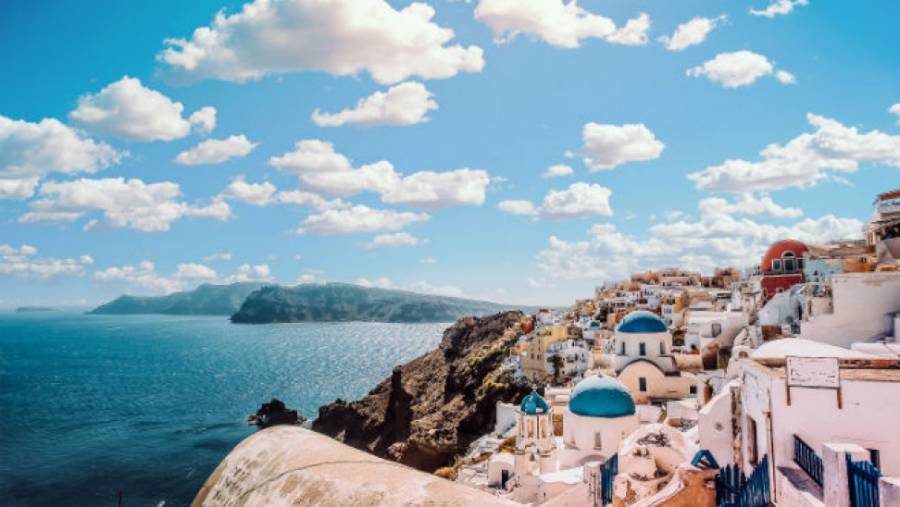FT: «Παιάνες» προς την Ελλάδα που θα εκκινήσει τον τουρισμό