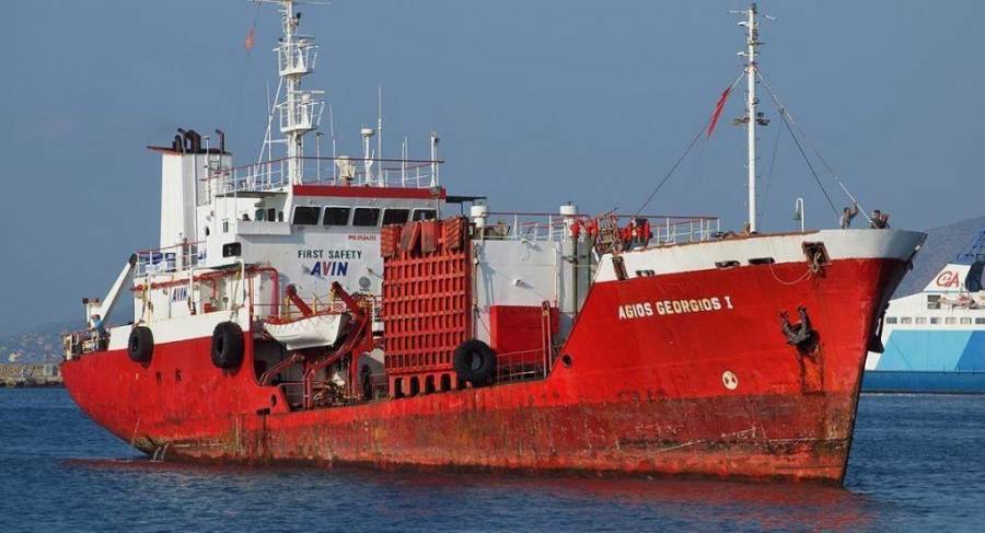Αποκολλήθηκε το δεξαμενόπλοιο που είχε προσαράξει το Σάββατο στην Άνδρο
