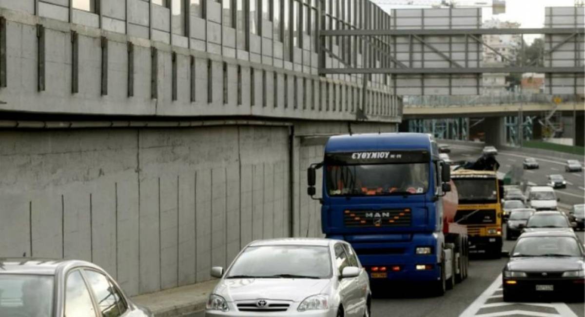 Ανετράπη νταλίκα στην Αττική Οδό