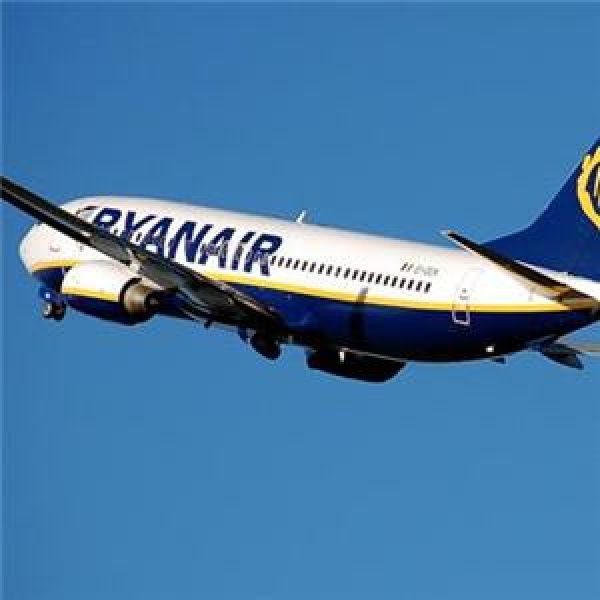 Ryanair: Δηλώνουν άγνοια για τις "επί χρήμασι" προσλήψεις