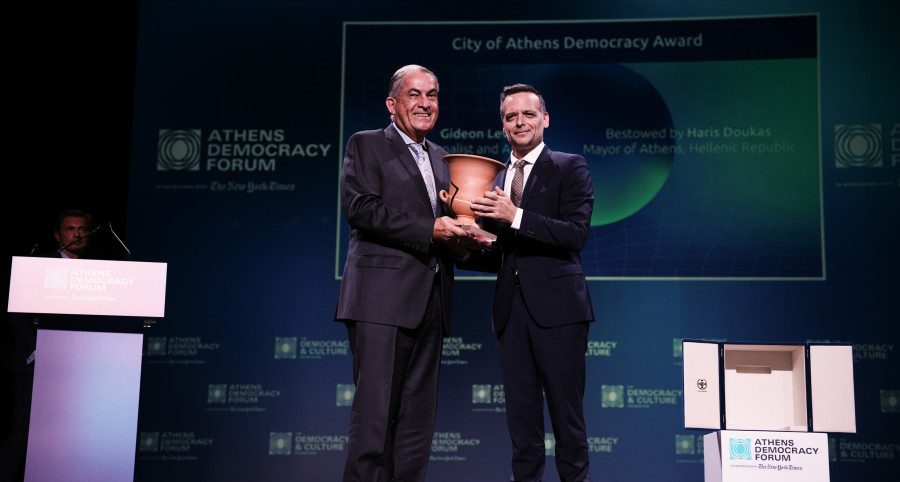 Ο Δήμος Αθηναίων απένειμε στον Ισραηλινό δημοσιογράφο Γκίντεον Λέβι το Βραβείο Δημοκρατίας 2025