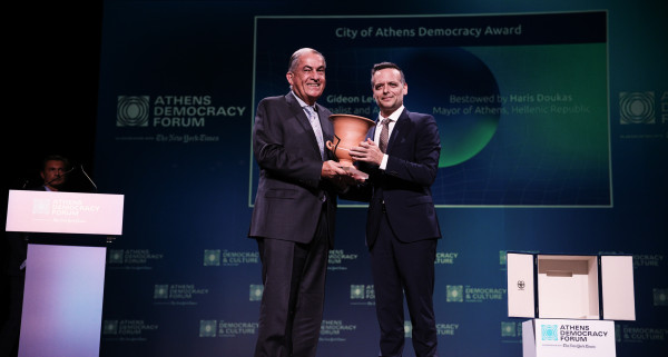 Ο Δήμος Αθηναίων απένειμε στον Ισραηλινό δημοσιογράφο Γκίντεον Λέβι το Βραβείο Δημοκρατίας 2025