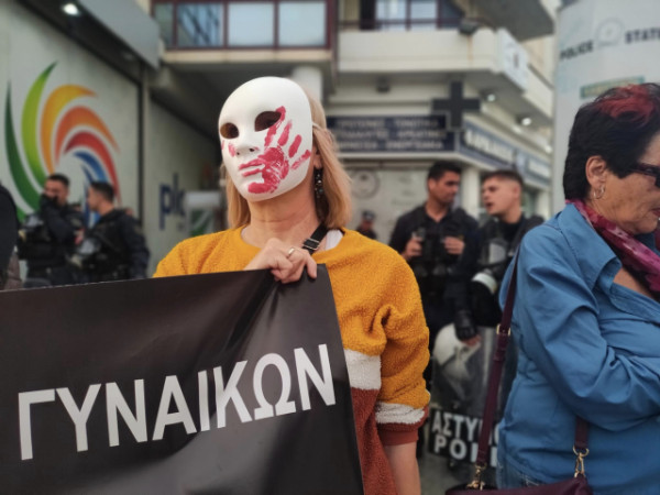 «Το περιπολικό δεν είναι ταξί»: Έντονες αντιδράσεις στα social media