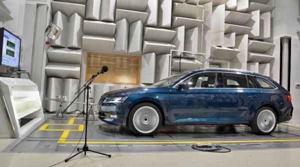 Πώς προστατεύει η SKODA τους πεζούς στην ηλεκτροκίνηση;