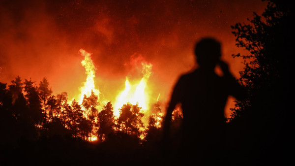 Πυρκαγιά σε Δερβενοχώρια, Μάνδρα, Λουτράκι: Δύσκολη νύχτα- Συνεχείς αναζωπυρώσεις