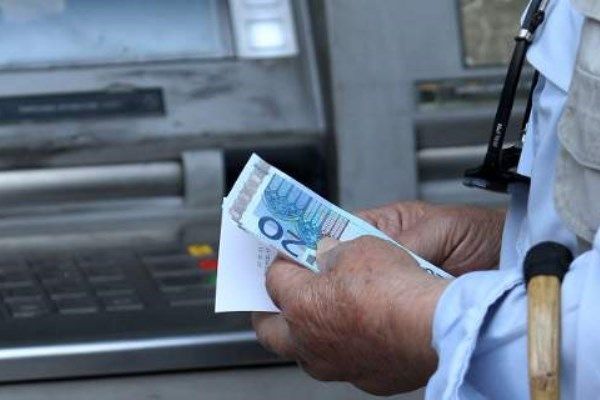 Fitch: Πιθανότητα σταδιακής άρσης των capital controls προς τα τέλη του 2016