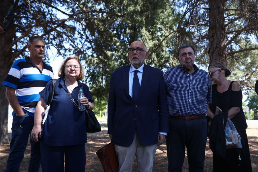 Δίκη Τεμπών: Κατέθεσαν οι οικογένειες των μηχανοδηγών – «Το παιδί μας το σκότωσαν πολλές φορές»