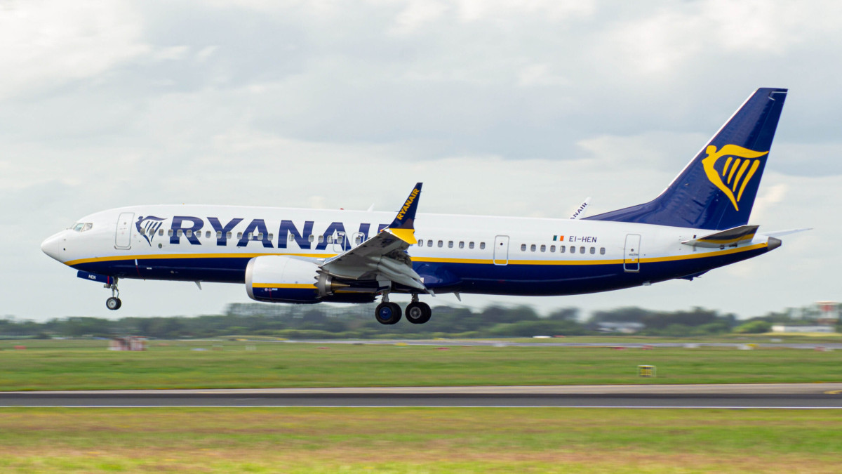 Ryanair: «Ψαλίδι» στις πτήσεις και προειδοποιήσεις για ανατιμήσεις λόγω ενεργειακού κόστους