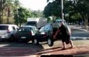 Δες το! Σήκωσε μόνος του το αυτοκίνητο (video)