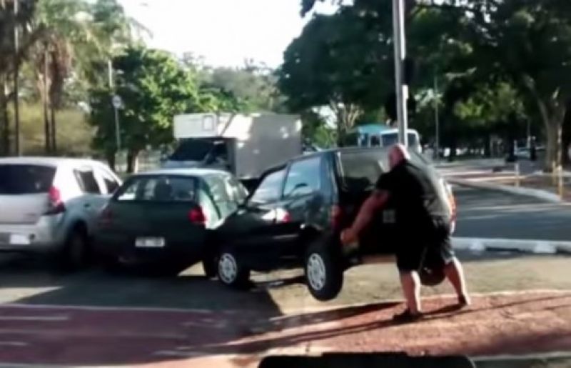 Δες το! Σήκωσε μόνος του το αυτοκίνητο (video)
