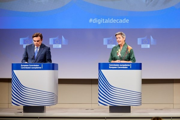 Επιπλέον αρμοδιότητες στην Κομισιόν για Σχοινά και Βεστάγκερ