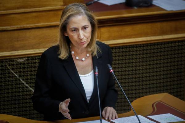 Η Ξενογιαννακοπούλου τάζει 8.000 προσλήψεις στο Δημόσιο το 2019