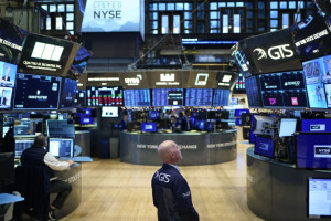 Υπό την πίεση μάκρο και ομολόγων η Wall Street