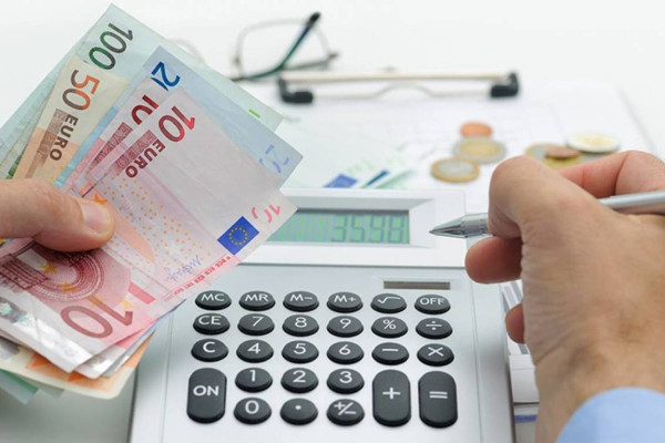 Έμμεσοι φόροι, ακρίβεια και ανισότητες: Επικίνδυνο «κοκτέιλ» για τους ευάλωτους