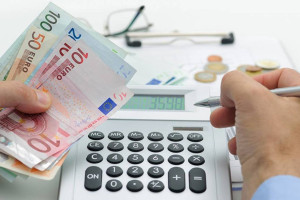 Έμμεσοι φόροι, ακρίβεια και ανισότητες: Επικίνδυνο «κοκτέιλ» για τους ευάλωτους