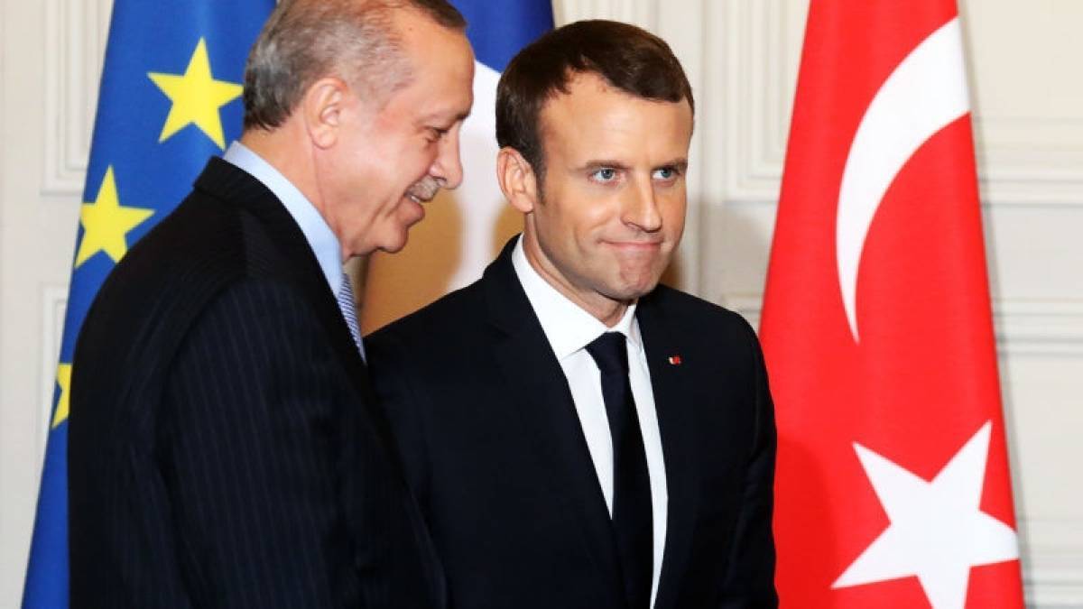 «Φουντώνει» η κόντρα Ερντογάν-Μακρόν, που ανακαλεί τον πρέσβη στην Άγκυρα