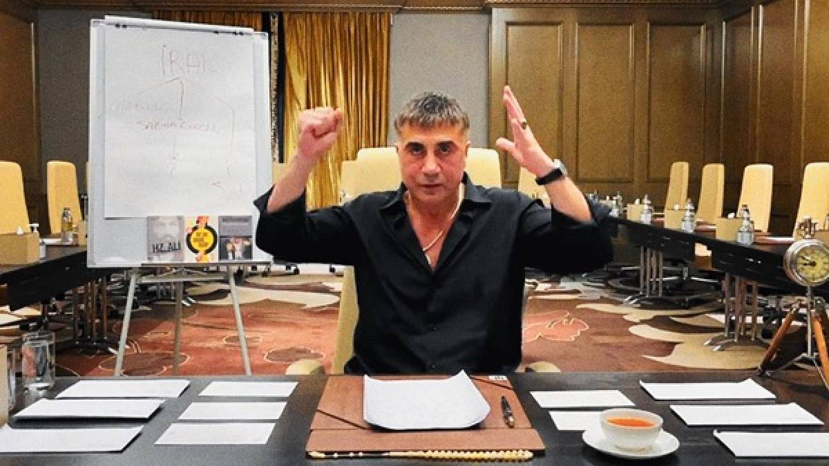Νέα «βόμβα» από Πεκέρ: Καταγγέλλει δολοφονία δημοσιογράφου από πρώην υπουργό