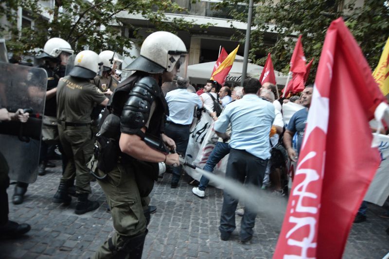 Τα ΜΑΤ «ψέκασαν» Λαφαζάνη και μέλη της ΛΑΕ στη Διονυσίου Αρεοπαγίτου