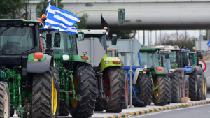 Καρδίτσα: Αγρότες με τρακτέρ απέκλεισαν το γραφείο του Τσιάρα