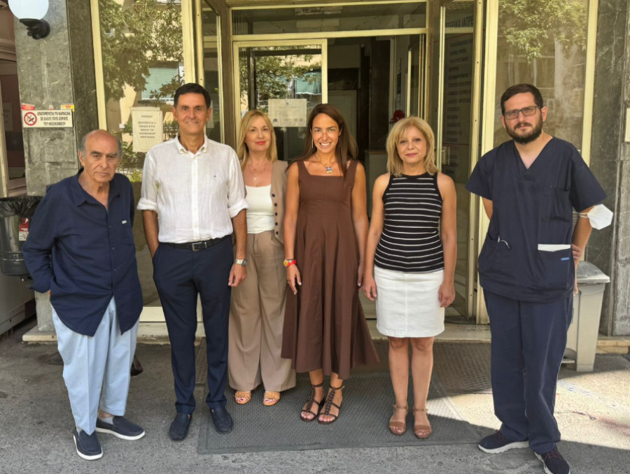 Μιχαηλίδου: Επίσκεψη στους ηλικιωμένους του γηροκομείου της Παλαιάς Φώκαιας μετά την πυρκαγιά