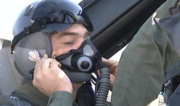 Ο Τσίπρας... πιλότος σε F16 (video)