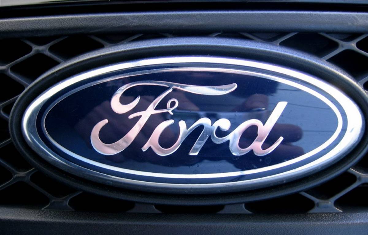 Ισχυρό πλήγμα στα κέρδη της Ford από τους δασμούς Τραμπ