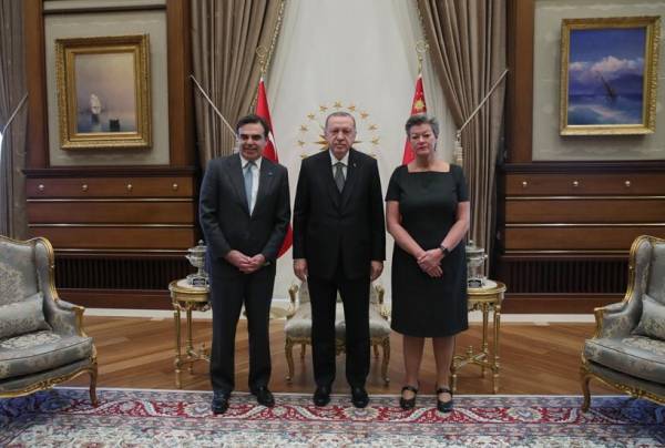 Μεταναστευτικό: Σχοινάς - Γιόχανσον συναντήθηκαν με τον Ερντογάν