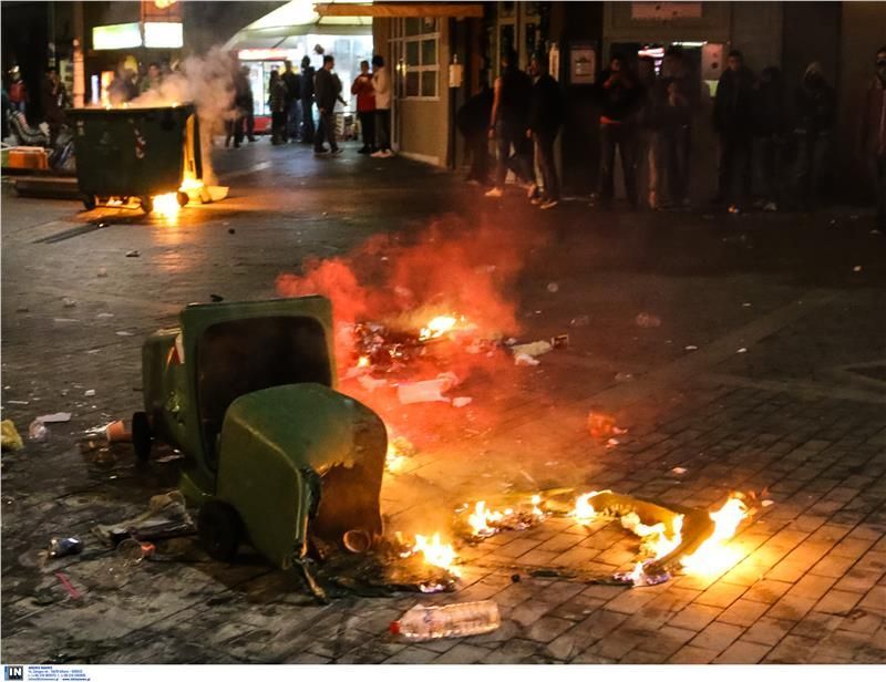 Σκηνικό πολέμου και καταστροφές στο κέντρο της Αθήνας