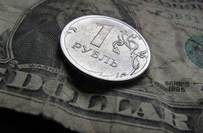 Ρούβλι: Σε χαμηλό 11 μηνών έναντι δολαρίου και ευρώ