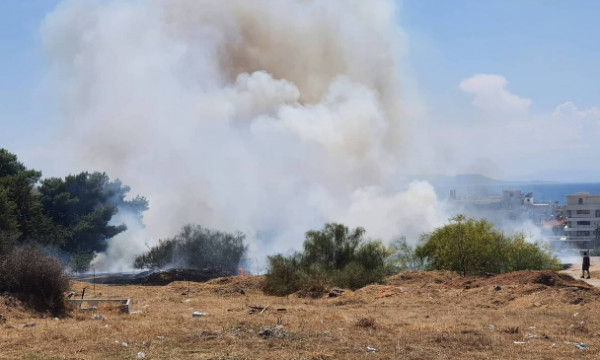 Υπό μερικό έλεγχο η φωτιά στη Βούλα