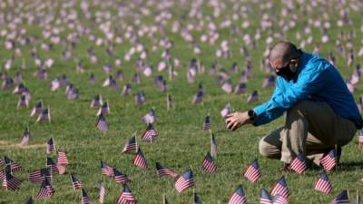 ΗΠΑ: Μεσίστιες οι σημαίες για τους 500.000 νεκρούς της πανδημίας
