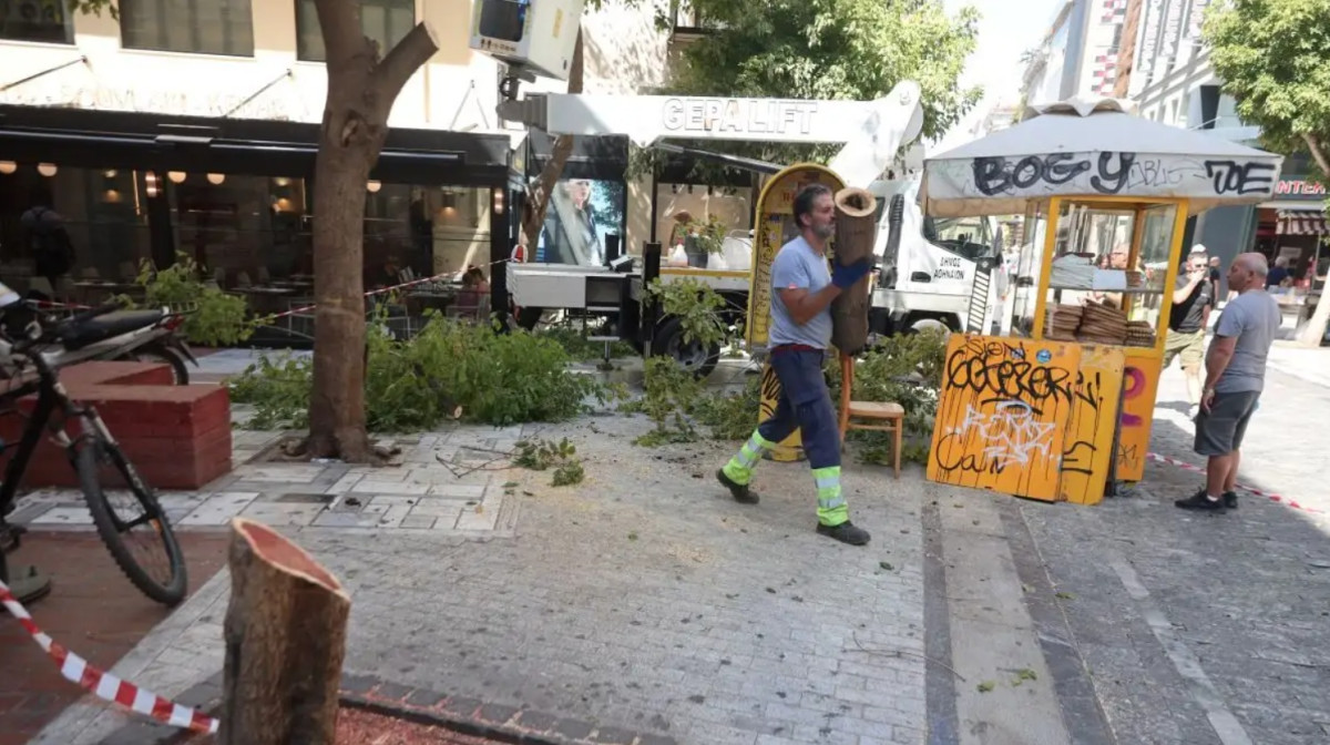 Δύο τραυματίες στο κέντρο της Αθήνας εξαιτίας πτώσης δέντρου