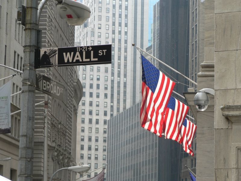 Οι πιέσεις στα κρατικά ομόλογα "ρίχνουν" τη Wall Street