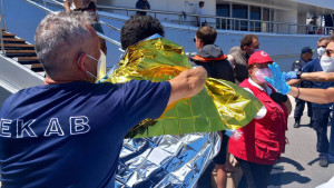 Στο σημείο του τραγικού ναυαγίου στην Πύλο ο πολιτικός κόσμος