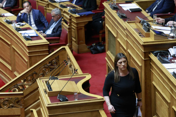Ένταση στην Βουλή ανάμεσα σε Κωνσταντοπούλου και Καραμανλή
