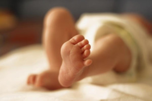 Θεσσαλονίκη: Νεκρό βρέφος 47 ημερών-Έπεσε απ’την αγκαλιά του πατέρα του